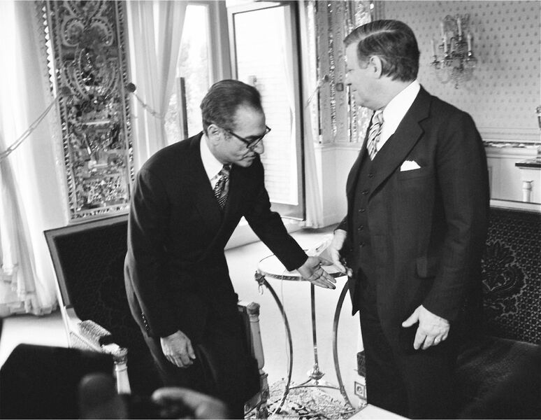 پرونده:ShanshahAryamehrSchmidtGermanChancellorTehran12Aban1354b.jpg