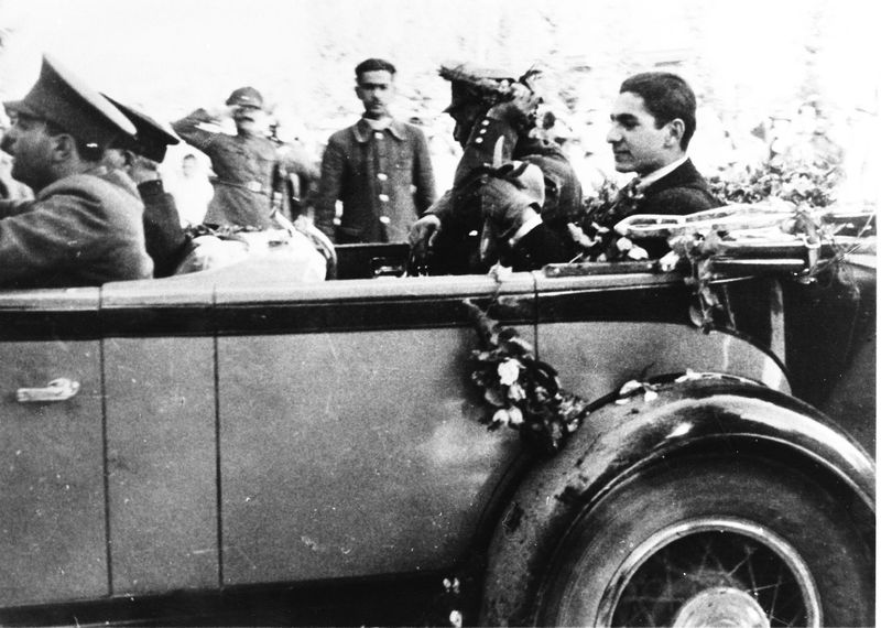 پرونده:RezaShahBozorgCrownPrinceReturn2.jpg