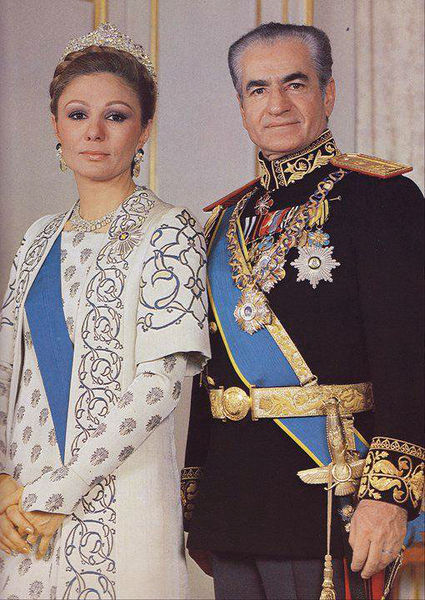 پرونده:ShahanshahAryamehr va Shahbanou2b.jpg