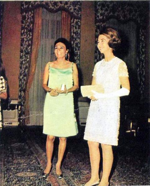 پرونده:ShahbanouFarahPahlaviPrincessSofiaSpain1348.jpg