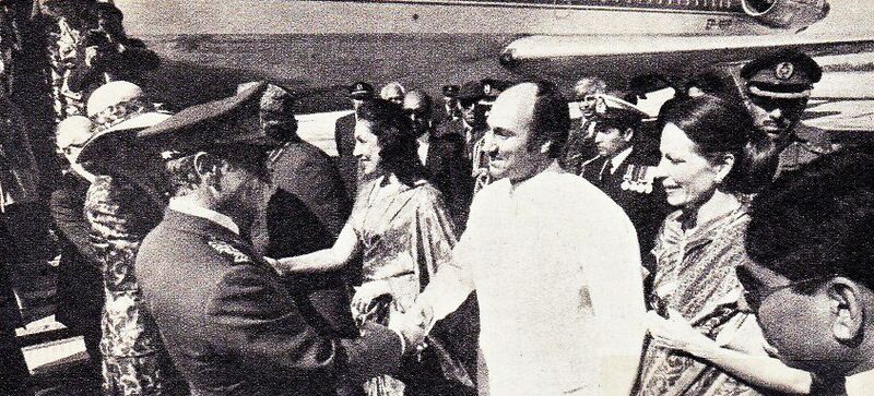 پرونده:ShahanshahShahbanouEslamAbadPresidentPakistanArrival17Esfand1354a.jpg