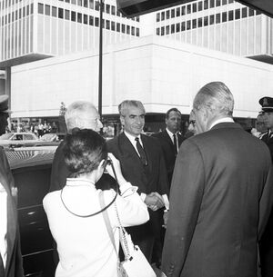 ShahanshahAryamehrArrivalExpo1967MayorMontreal1.jpg
