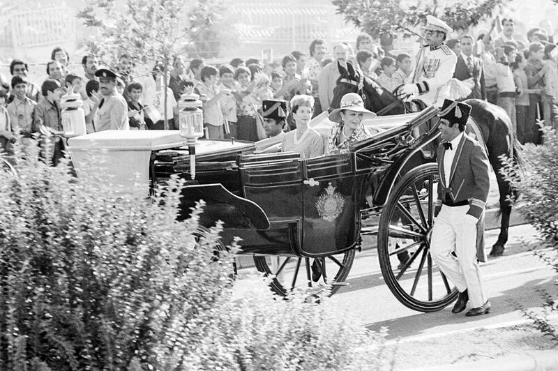 پرونده:ShahanshahAryamehrGiscard d’EstaingTehranArrivalMehr2535h.jpg