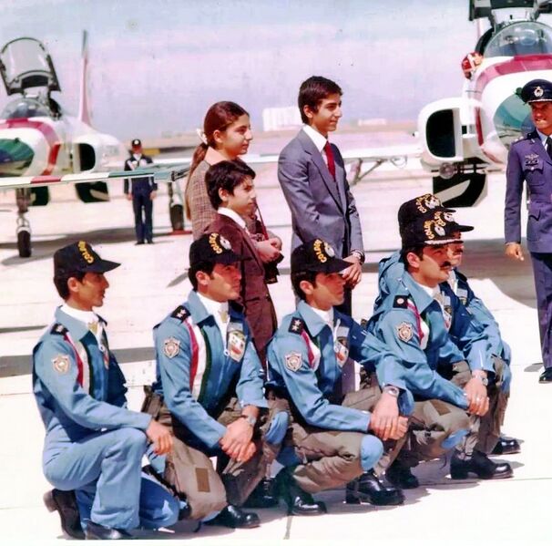 پرونده:ValiahdRezaPahlaviGoldenCrownAcrojet24Esfand2535g.jpg