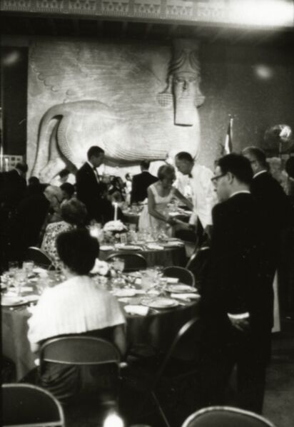 پرونده:ShahanshahDinnerUniversityChicagoOrientalInstitute14June1968.jpg