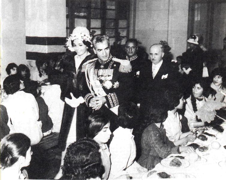 پرونده:Shahanshah va ShahbanooNoroozStudents1342.jpg