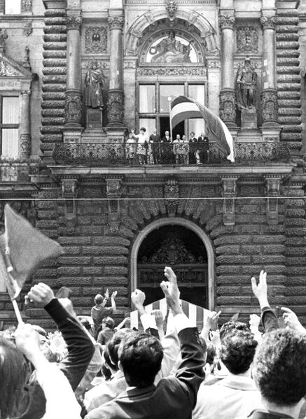 پرونده:ShahanshahShahbanooBalconyTownHallHamburg3June1967.jpg