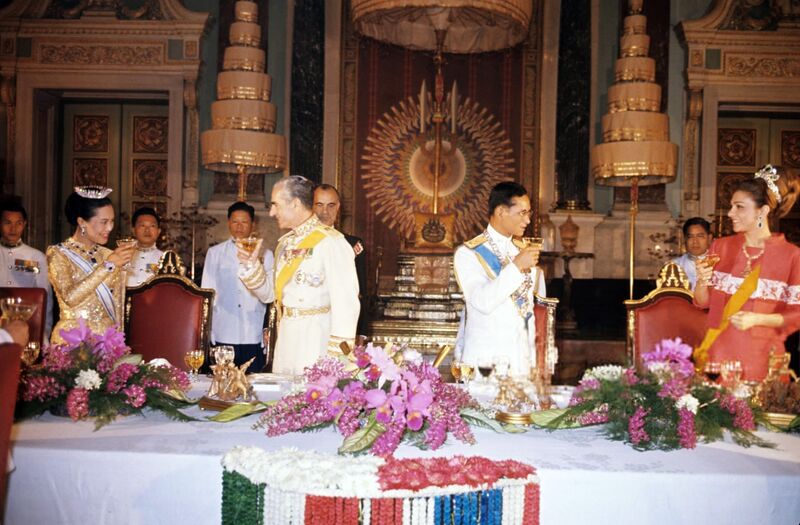 پرونده:ShahanshahShahbanouKingQueenThailandStateBanquet3Bahman1346b.jpg