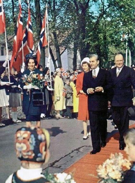 پرونده:ShahanshahShahbanooNorway1340.jpg