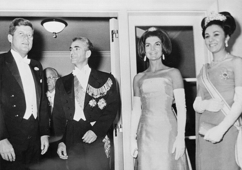 پرونده:ShahanshahShabanouDinnerIranianEmbassyKennedyLady Jacqueline Kennedy23Farvardin1341b.jpg