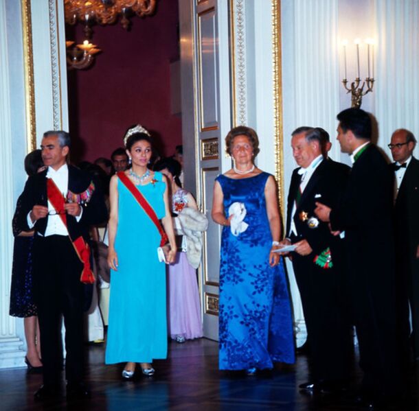 پرونده:ShahanshahShahbanouStateVisitWGermanyMunichOpera1946a.jpg