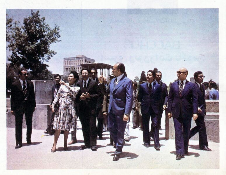 پرونده:LuisEcheverriaPresidentMexicoWifeEspahanTir1354.jpg