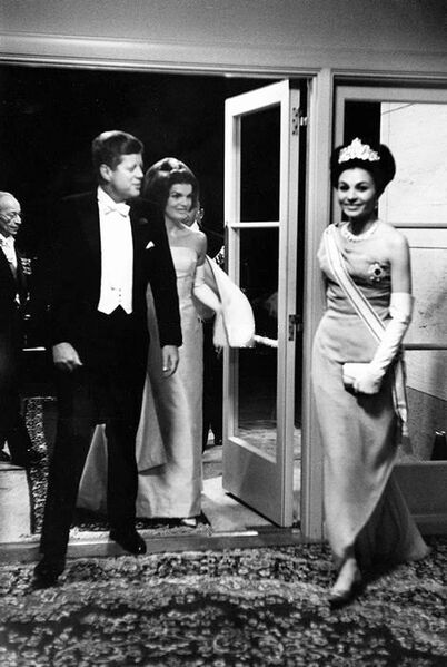 پرونده:ShahanshahShabanouDinnerIranianEmbassyKennedyLady Jacqueline Kennedy23Farvardin1341a.jpg
