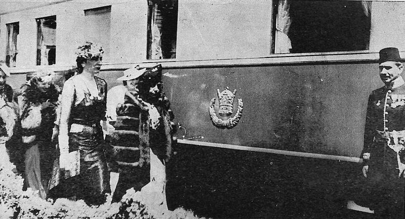 پرونده:MRPahlaviWeddingTrainAndimeshk.jpg