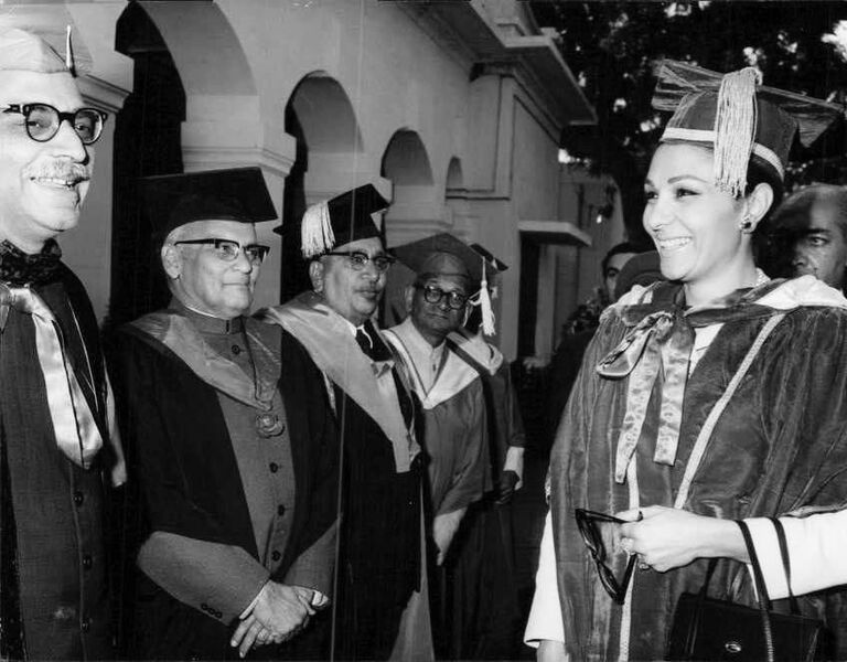 پرونده:ShahbanouDoctoralDegreeUniversityAgraIndia7January1969.jpg