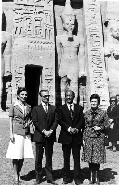 پرونده:ShahanshahShahbanouPresidentSadatLuxorDey1353.jpg