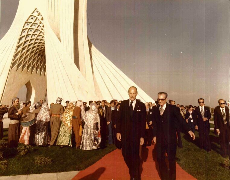 پرونده:ShahanshahAryamehrGiscard d’EstaingTehranShahyadMehr2535n1.jpg