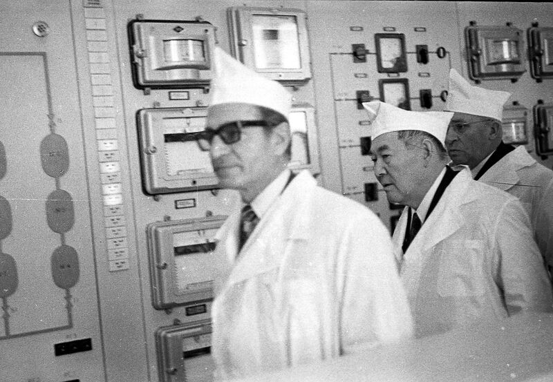 پرونده:ShahanshahAlmatyNuclearResearchInstitue24Mehr1351p.jpg