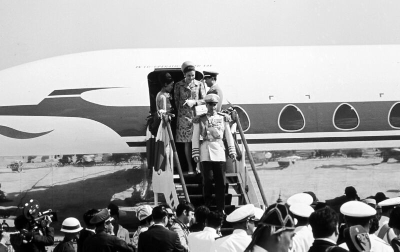 پرونده:ShahanshahAryamehrShahbanouKingThailandArrivalBahman1346a.jpg