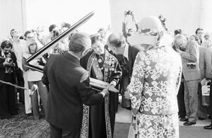 ShahanshahAryamehrGiscard d’EstaingTehranShahyadMehr2535a.jpg