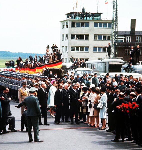 پرونده:ShahanshahShahbanouKoeln-BonnAirportHeinrichLübkeChancellor1967a.jpg