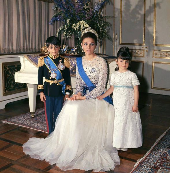 پرونده:ShahbanouCrownPrinceFarahnaz.jpg