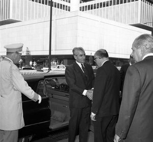 ShahanshahAryamehrArrivalExpo1967MayorMontreal.jpg