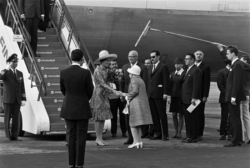 پرونده:ShahanshahAryamehrShahbanouFinlandTir1349Arrival-President KekkonenWelcomeSeutulaAirport1.jpg