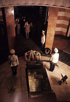 General DeGaulleRezaShahBozorg1342.jpg