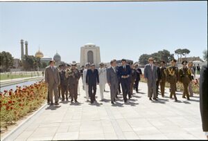 PresidentNixonRezaShahBozorgTomb10Khordad1351b.jpg