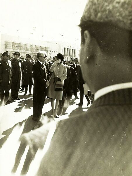 پرونده:ShahanshahShahbanouPresidentIraqDeparture28Esfand1345b.jpg