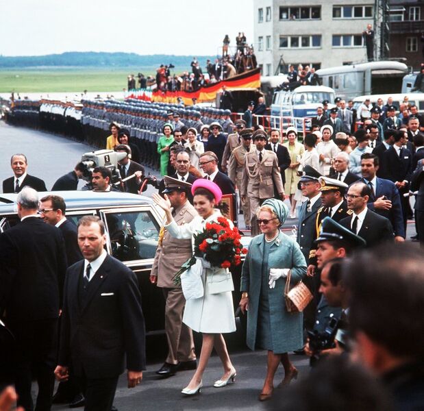 پرونده:ShahanshahShahbanouKoeln-BonnAirportHeinrichLübkeChancellor1967f.jpg