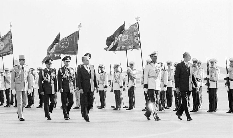 پرونده:ShahanshahAryamehrValéry Giscard d’EstaingTehranArrivalMehr2535c.jpg