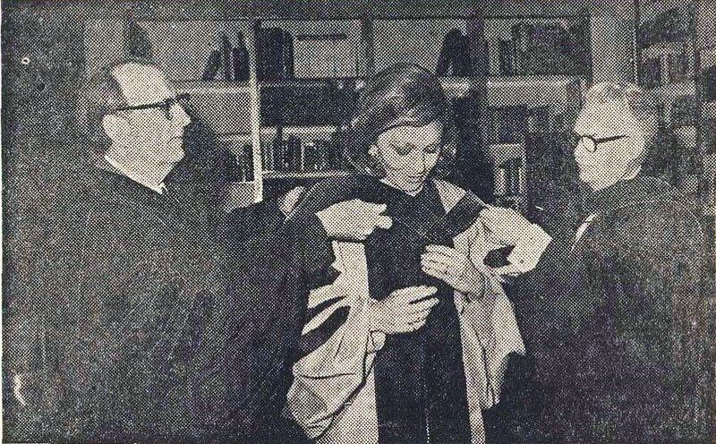 پرونده:ShahbanouHonoraryDoctorLaws AmericanUniversityNiavaranPalace24Khordad1354a.jpg