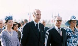 ShahanshahAryamehrValéry Giscard d’EstaingTehranArrivalMehr2535b.jpg
