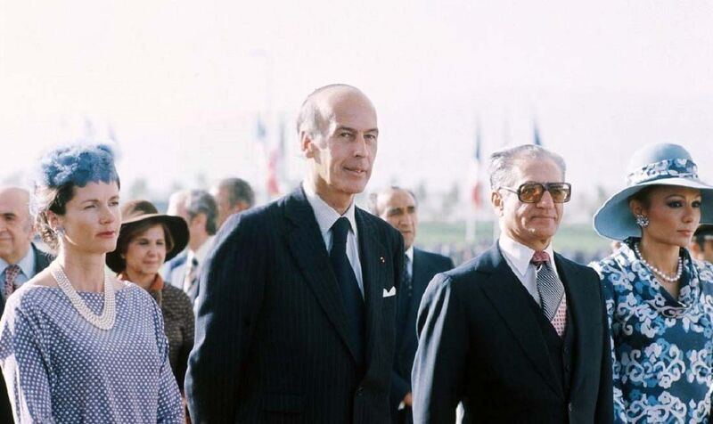 پرونده:ShahanshahAryamehrValéry Giscard d’EstaingTehranArrivalMehr2535b.jpg