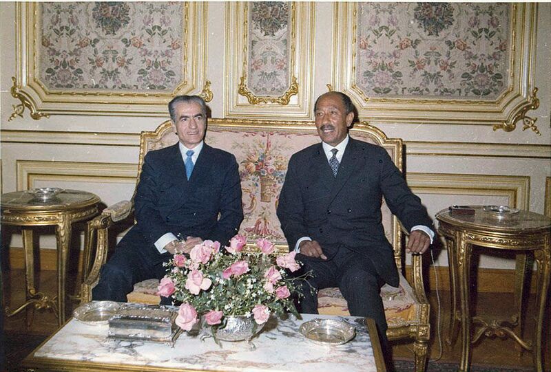 پرونده:ShahanshahAryamehrPresidentSadat19Dey1353.jpg