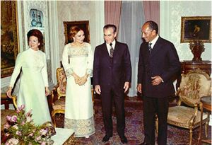ShahanshahAryamehrShahbanouOfficialDinnerPresidentSadatDey1353.jpg