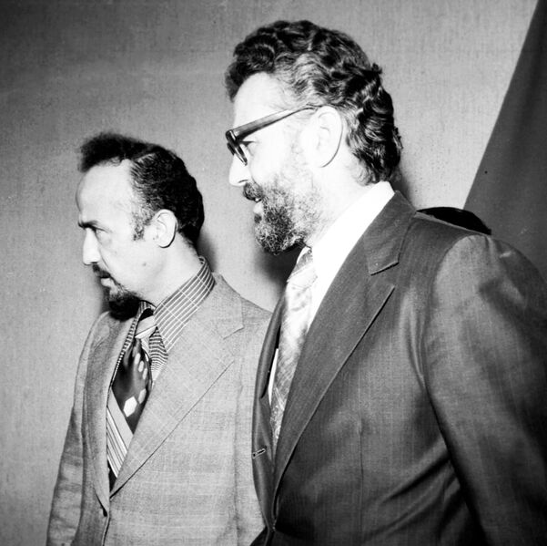 پرونده:Ebrahim Yazdi and Hashem Sabbaghian.jpg