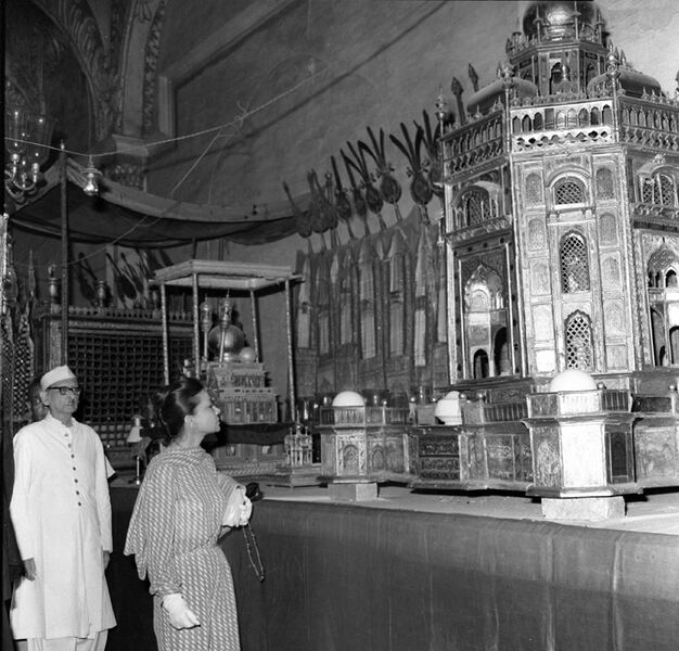 پرونده:PrincessAshrafVisitedChhotaImambaraLucknowIndia1352.jpg
