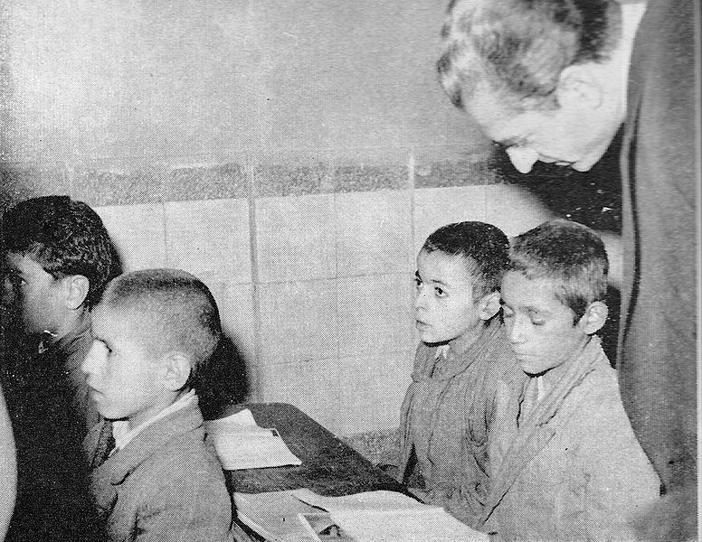 پرونده:Shahanshah visit school.jpg