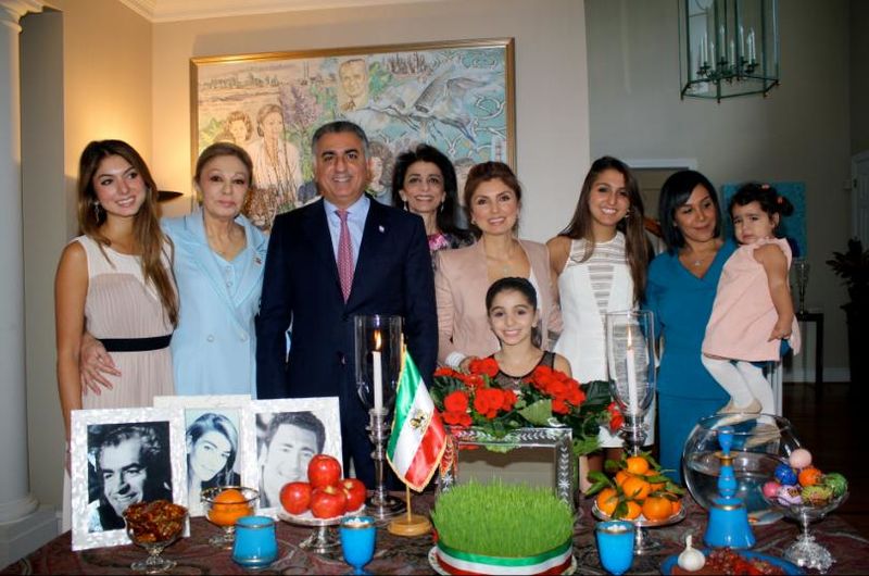 پرونده:ShahbanouRoyalFamilyPrinceRezaPahlavi.jpg