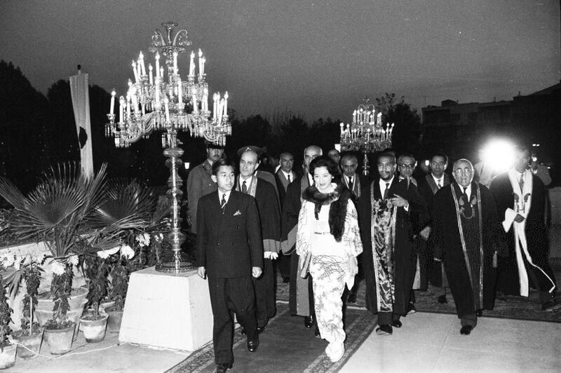 پرونده:CrownPrinceAkihito PrincessMichikoٰTehranUniversity1339.jpg