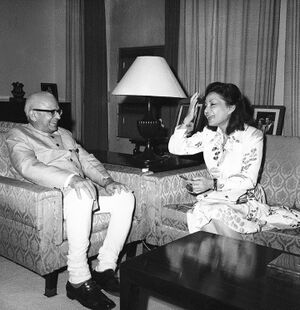 PrincessAshrafVicePresidentShri G.S.PathakNewDelhi6Shahrivar1352.jpg