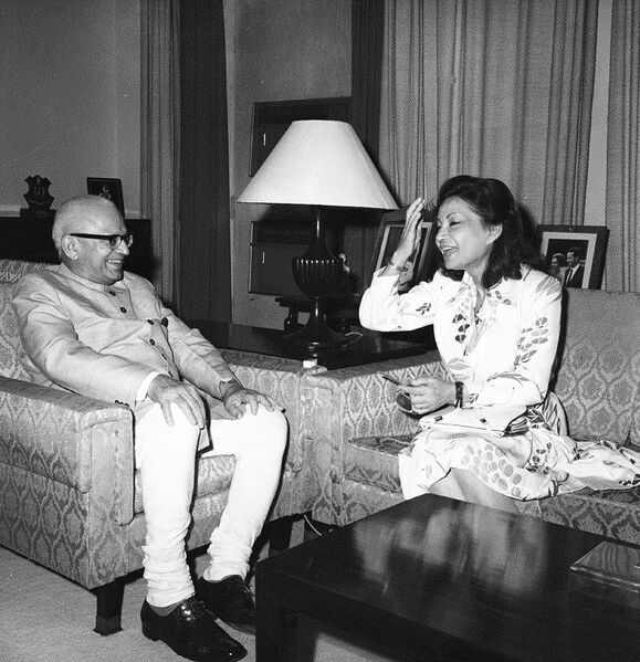 پرونده:PrincessAshrafVicePresidentShri G.S.PathakNewDelhi6Shahrivar1352.jpg