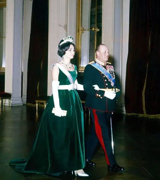 پرونده:ShahanshahShahbanouNorwayKingOlafReception18May1961b.jpg