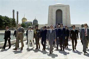 PresidentNixonRezaShahBozorgTomb10Khordad1351a.jpg