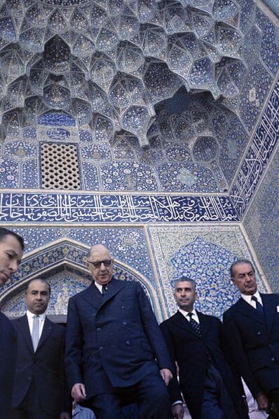 پرونده:GeneralDeGaulleEspahan1342a.jpg