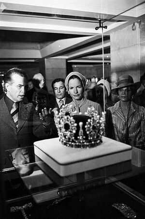 MmeGiscard d’EstaingCrownJewellryMehr2535a.jpg