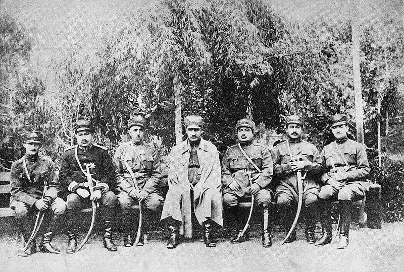 پرونده:RezaKhanWarMinister19Generals.jpg